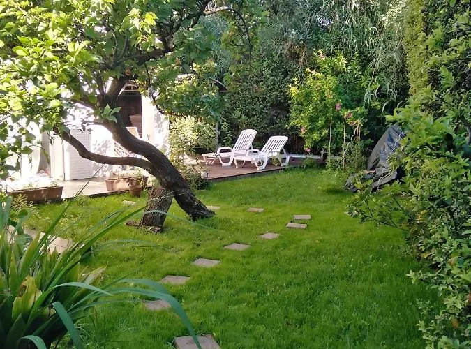 Villa proche plage et commerce. Piscine et jardin Villa *