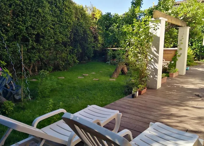 Villa proche plage et commerce. Piscine et jardin *