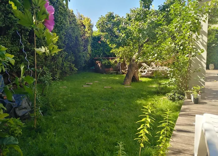 Villa proche plage et commerce. Piscine et jardin *