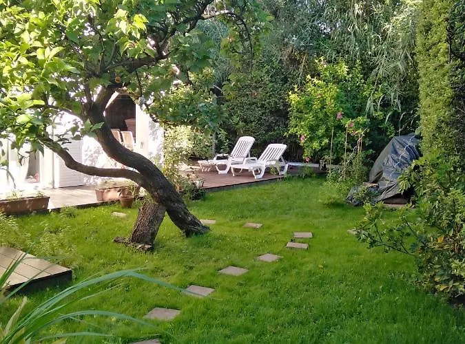Villa proche plage et commerce. Piscine et jardin