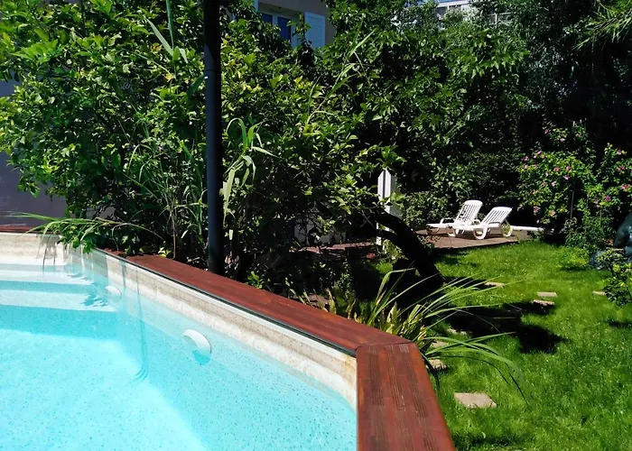 Villa Villa proche plage et commerce. Piscine et jardin Cannes