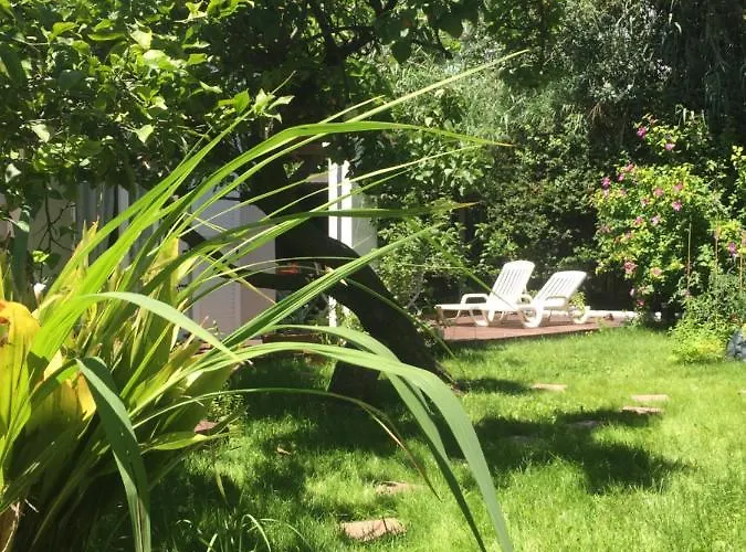 Villa proche plage et commerce. Piscine et jardin *