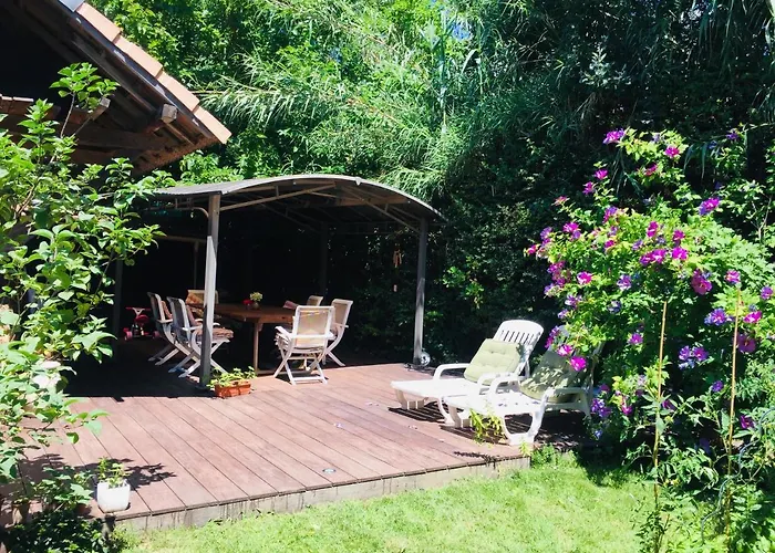 Villa proche plage et commerce. Piscine et jardin