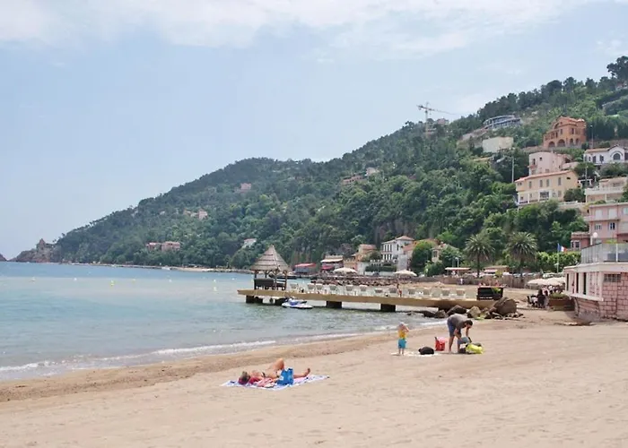 Villa proche plage et commerce. Piscine et jardin Cannes